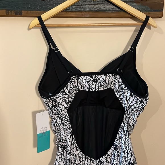 Sea & Sand Black and White Tummy Control One Piece Swimsuit Size 20 - Picture 8 of 16